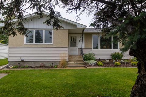 Photo of 606 6 Avenue W, Hanna, AB T0J 1P0 (MLS # A2324106)