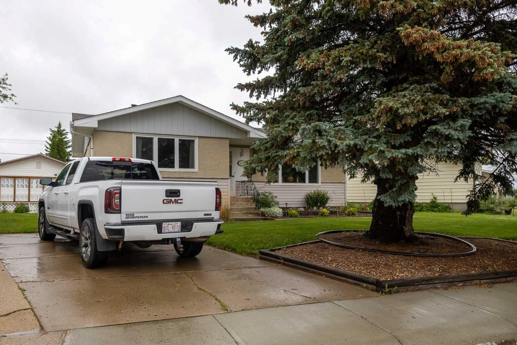 Photo of 606 6 Avenue W, Hanna, AB T0J 1P0 (MLS # A2324106)