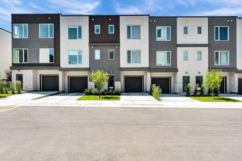 Photo of 426 Shawnee Square SW, Calgary, AB T2Y 0W4 (MLS # A2332018)