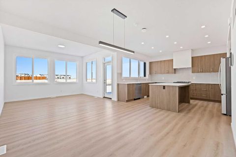 409 Corner Glen Way NE Calgary AB T3N 2P1