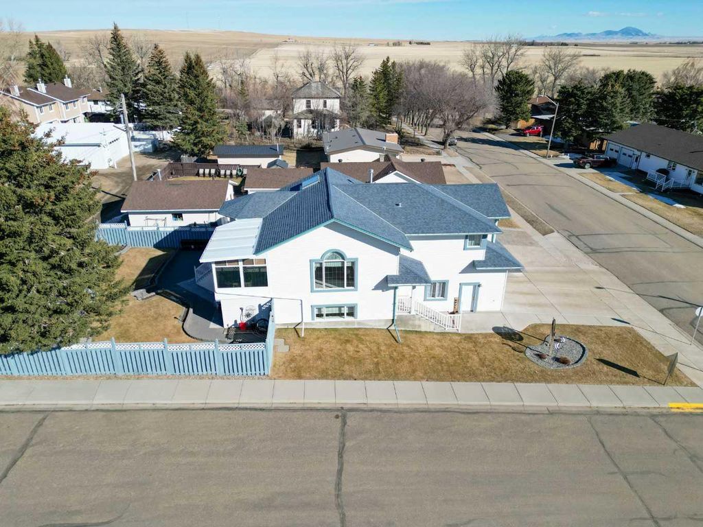Photo of 501 3rd Avenue NE, Milk River, AB T0K 1M0 (MLS # A2291953)