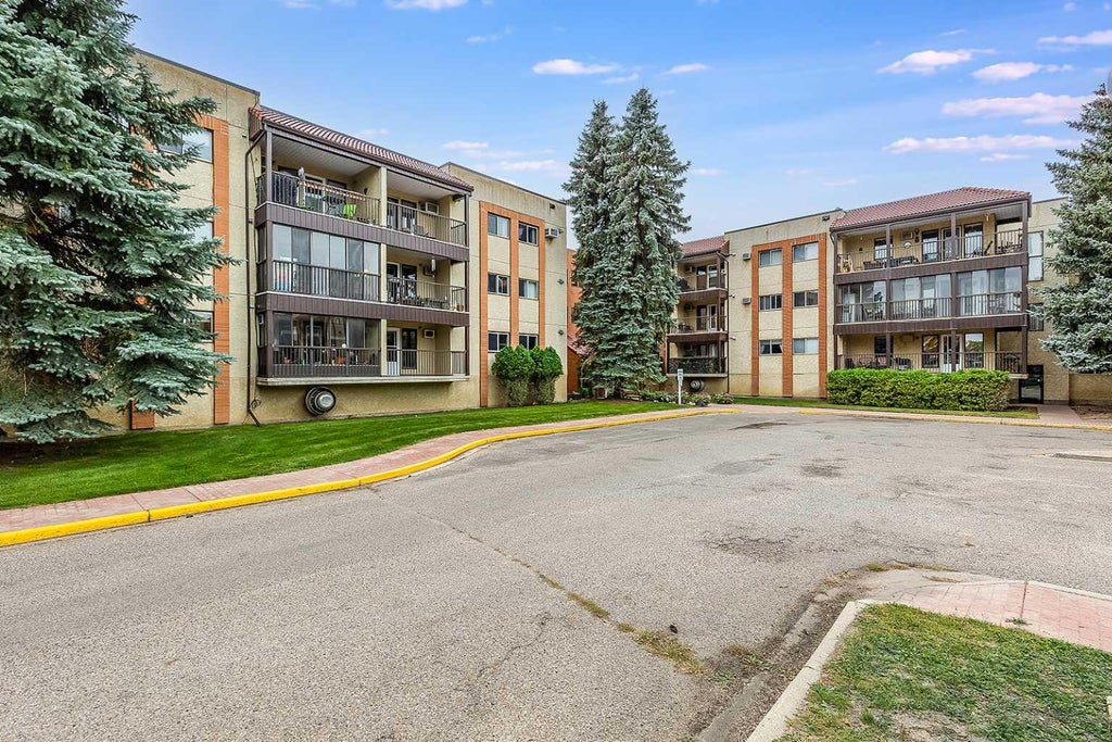 Photo of 1480 Southview Drive #145, Medicine Hat, AB T1B 3Z3 (MLS # A2351128)