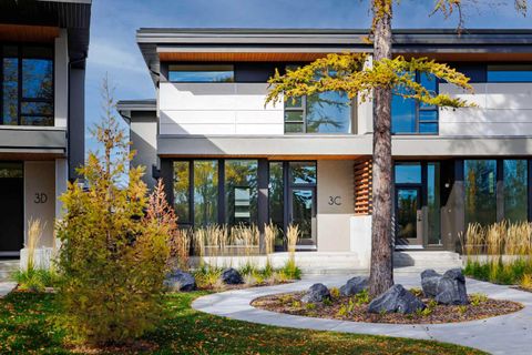 3C Willow Crescent SW Calgary AB T3C 3B8