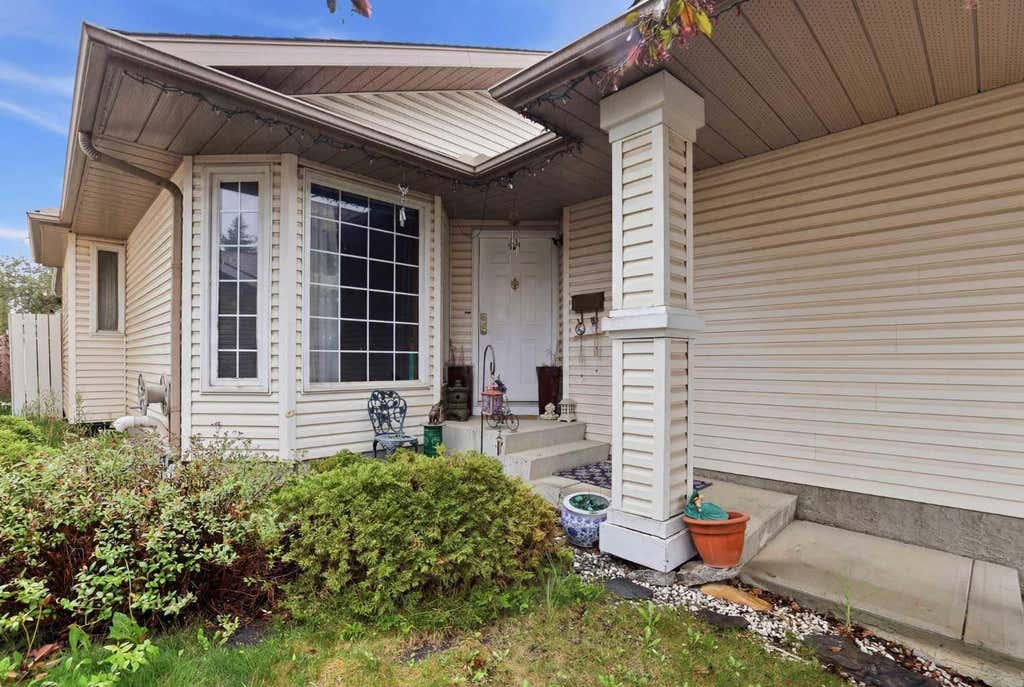 Photo of 866 Applewood Drive SE, Calgary, AB T2A 7R6 (MLS # A2311703)