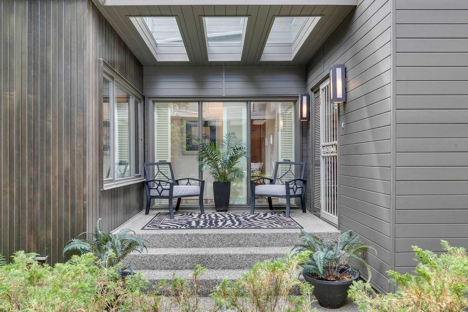 68 Baycrest Place SW 2