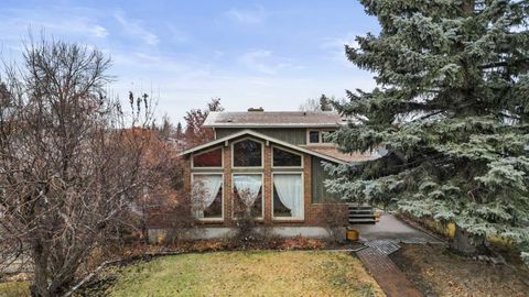 27 Sunmount Crescent SE Calgary AB T2X 1V9