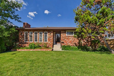 Photo of 5 Chisholm Crescent NW, Calgary, AB T2L 0Y9 (MLS # A2335485)