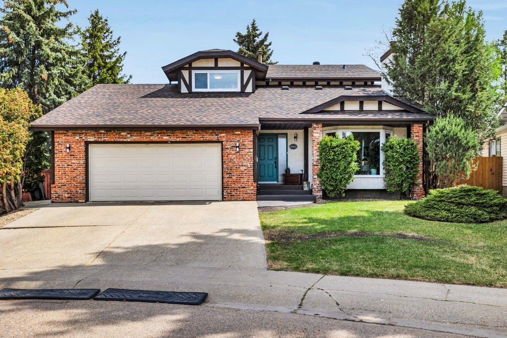 Photo of 2021 112A Street, Edmonton, AB T6J 4V5 (MLS # A2339181)