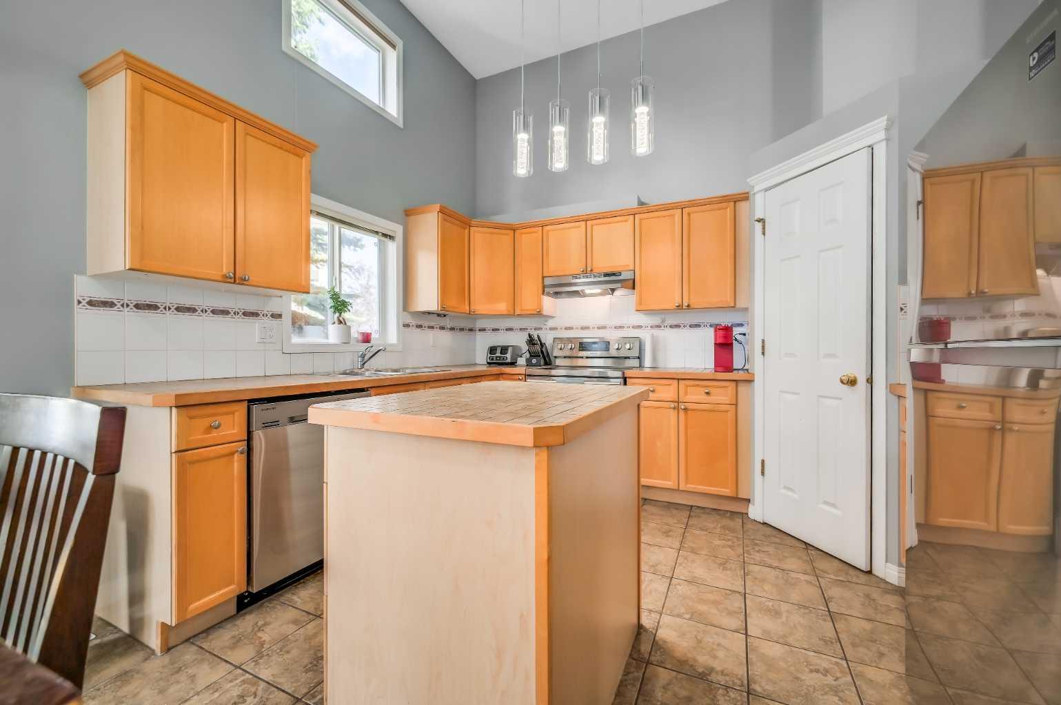 22 Country Hills Cove NW