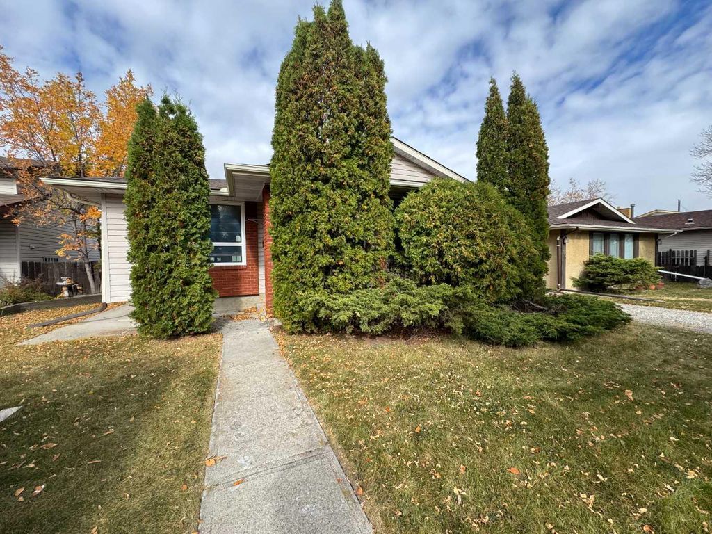 Photo of 467 Berkley Crescent NW, Calgary, AB T3K 1A9 (MLS # A2280704)