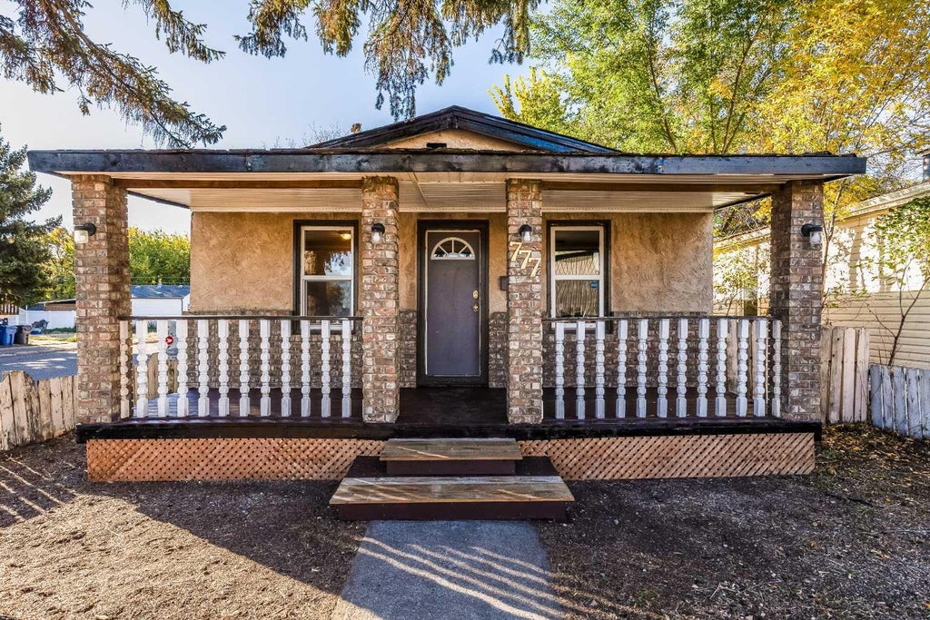 Photo of 777 7 Street SE, Medicine Hat, AB T1A 1K1 (MLS # A2349947)
