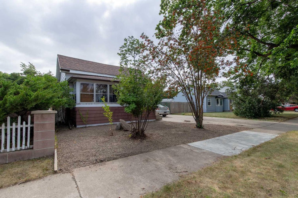 Photo of 329 12 Street N, Lethbridge, AB T1H 2G5 (MLS # A2334599)