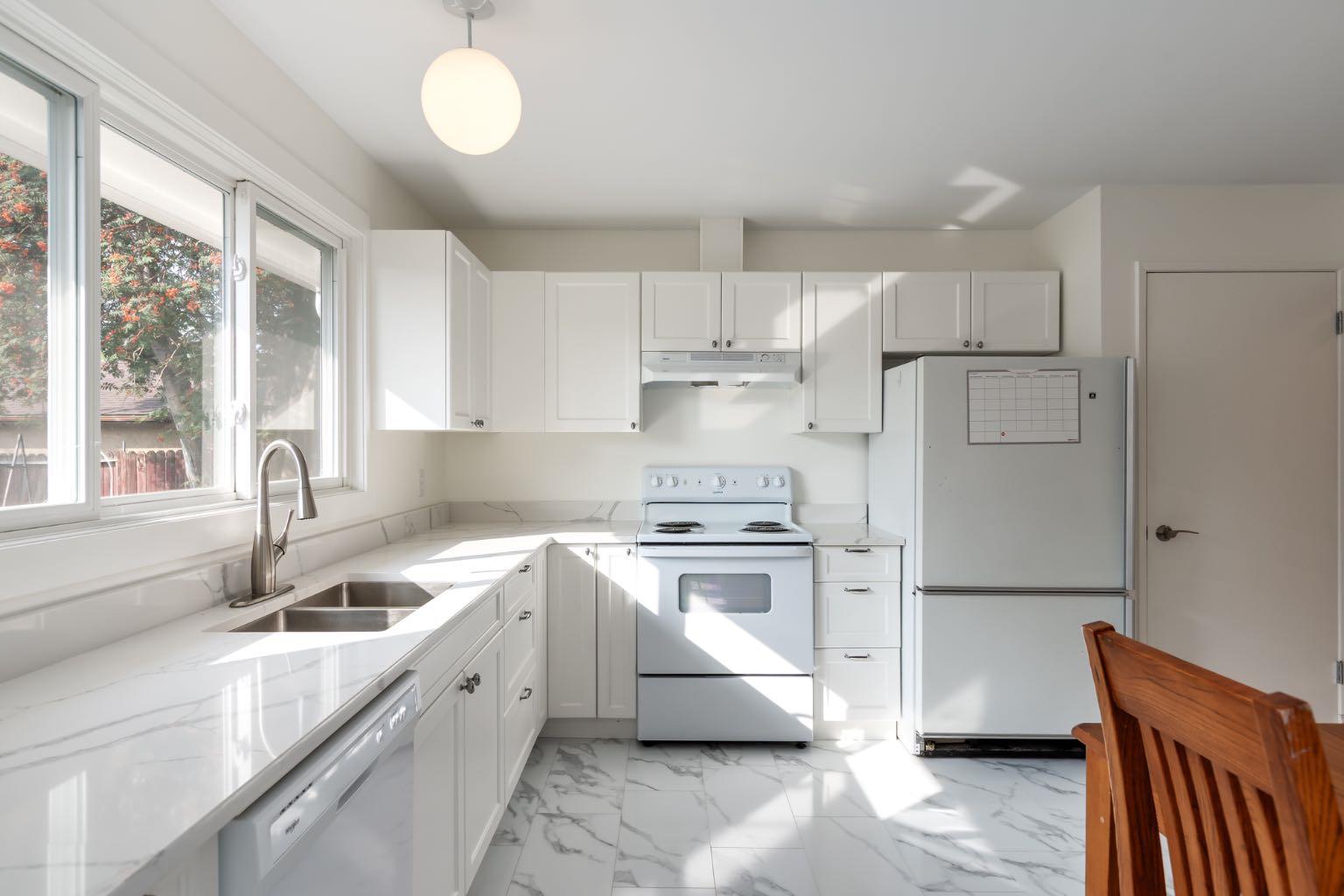 207 Whiteview Bay NE