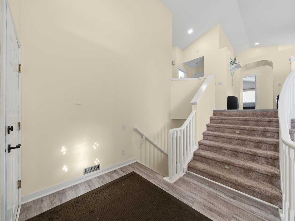 Photo of 109 Somerset Close SW, Calgary, AB T2Y 3C4 (MLS # A2282793)