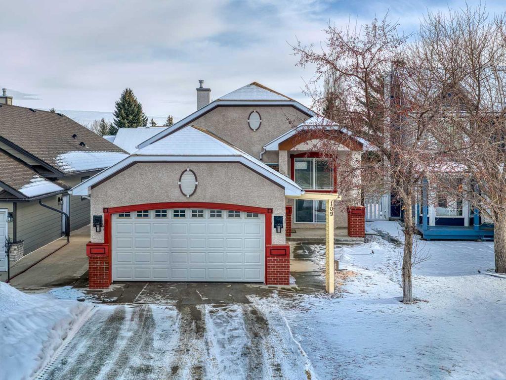 Photo of 109 Somerset Close SW, Calgary, AB T2Y 3C4 (MLS # A2282793)