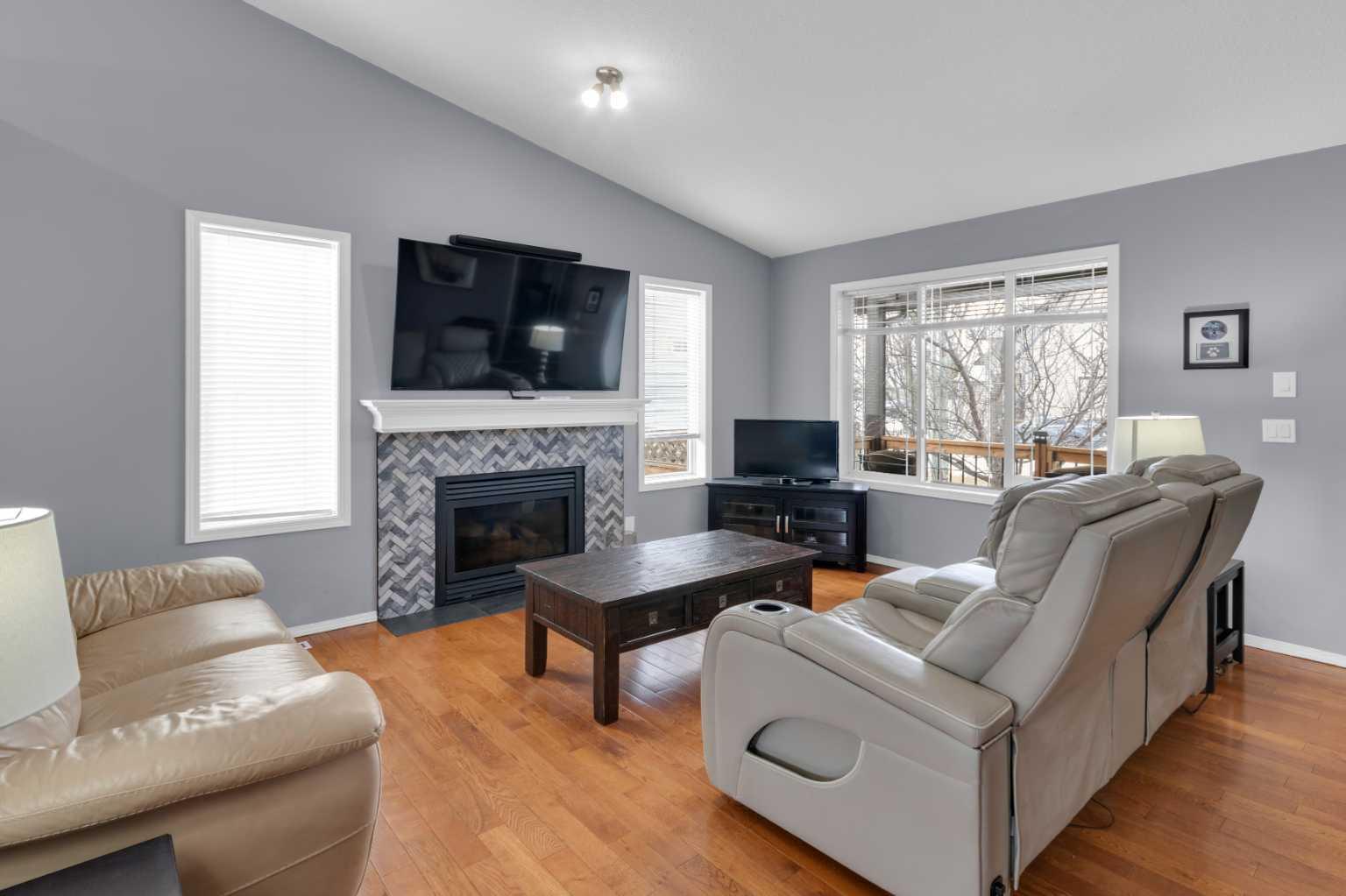 230 Aspen Creek Crescent