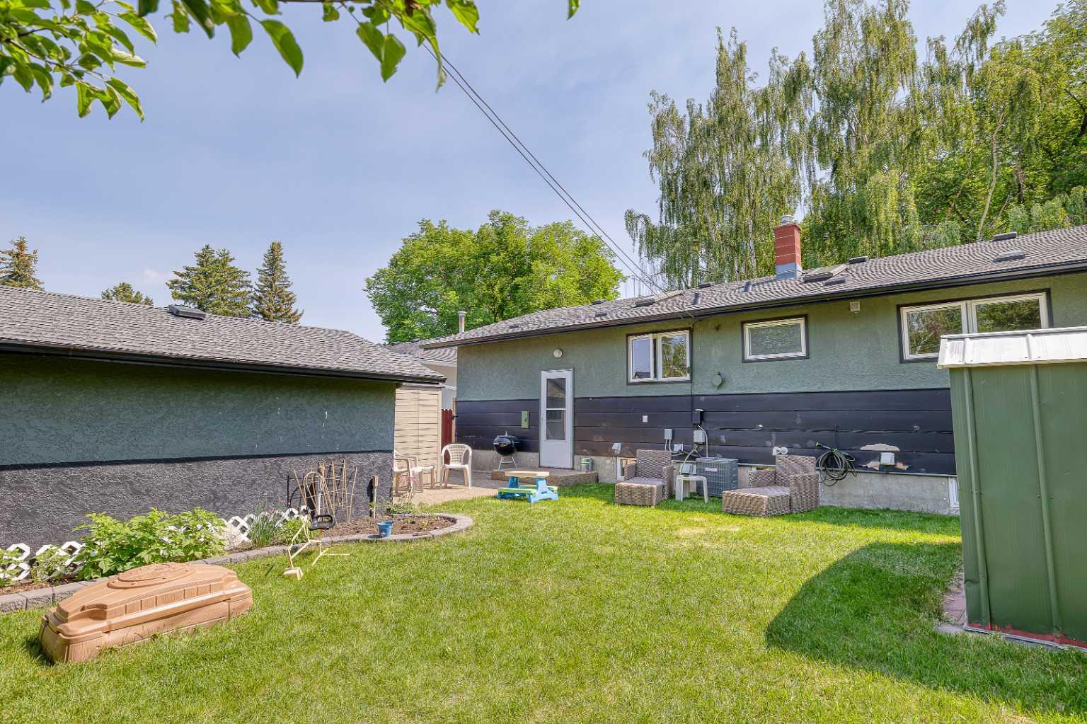 22 Armstrong Crescent SE