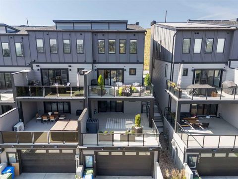 3044 85 Street SW Calgary AB T3H 6C7