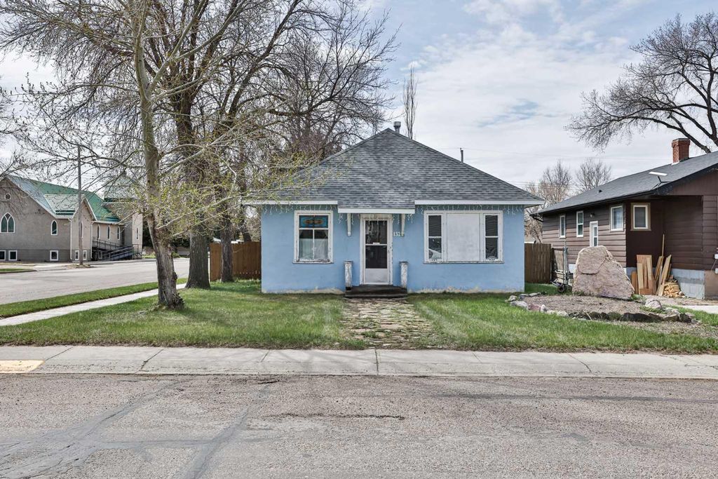 Photo of 132 3 Avenue NE, Milk River, AB T0K 1M0 (MLS # A2302086)