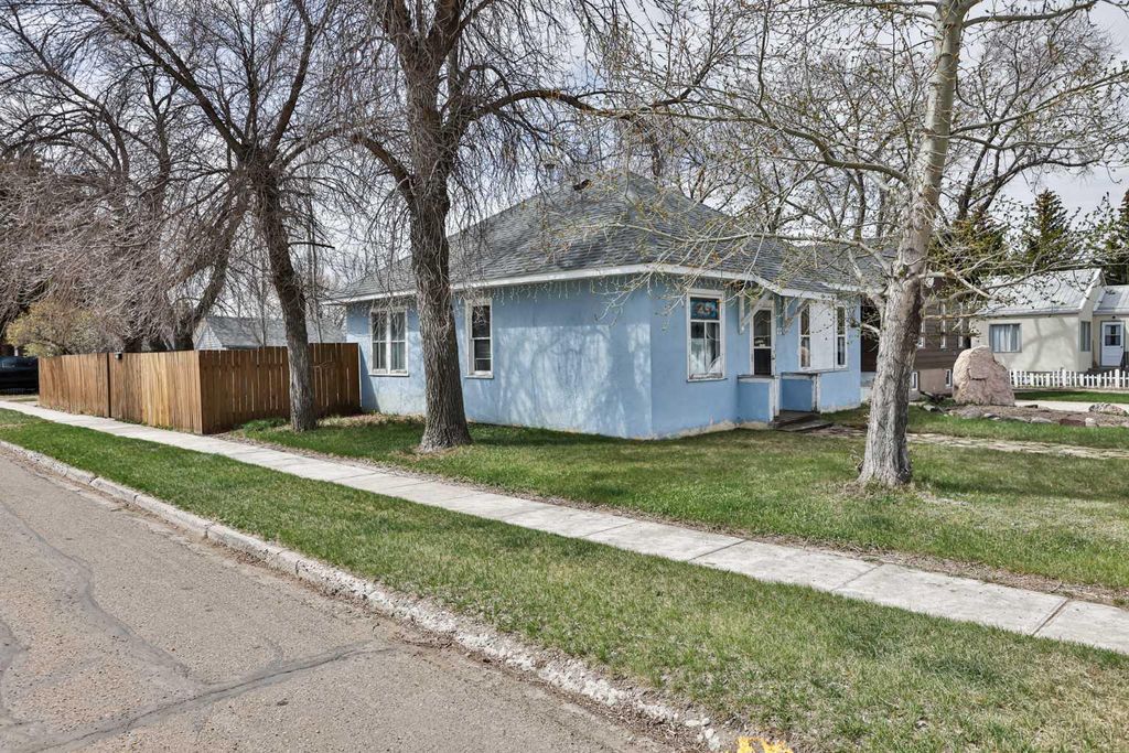 Photo of 132 3 Avenue NE, Milk River, AB T0K 1M0 (MLS # A2302086)