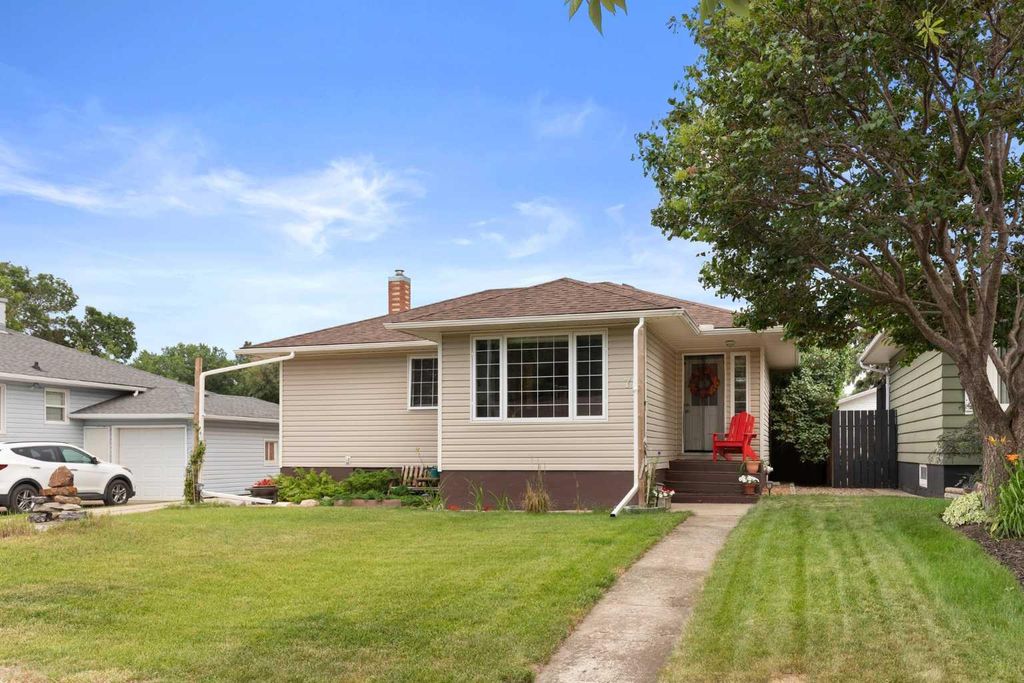 Photo of 71 Kensington Avenue SW, Medicine Hat, AB T1B 4W3 (MLS # A2328914)