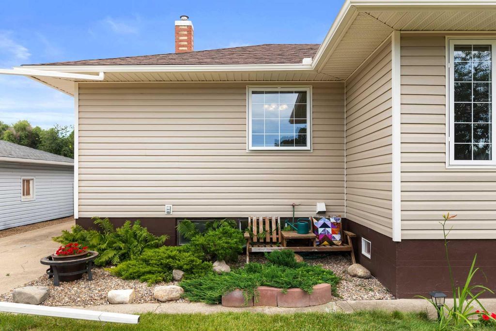 Photo of 71 Kensington Avenue SW, Medicine Hat, AB T1B 4W3 (MLS # A2328914)