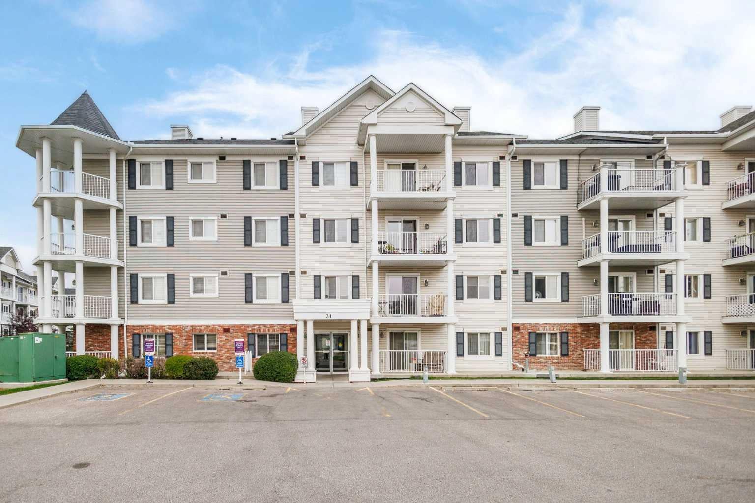 31 Country Village Manor NE 4301