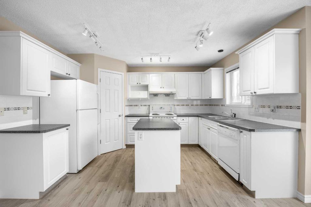 Photo of 635 Panorama Hills Drive NW, Calgary, AB T3K 4V5 (MLS # A2284250)