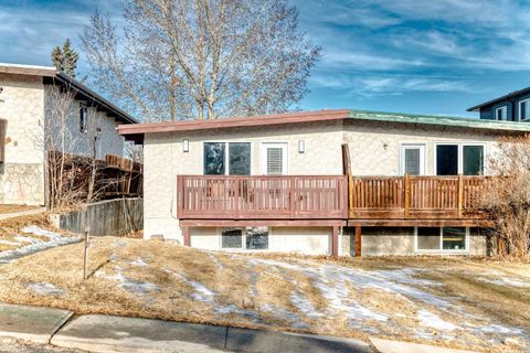 6508 34 Avenue NW Calgary AB T3B 1N2