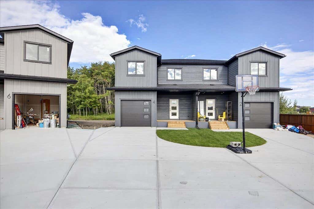 Photo of 4 Valarosa Park, Didsbury, AB T0M 0W0 (MLS # A2339303)