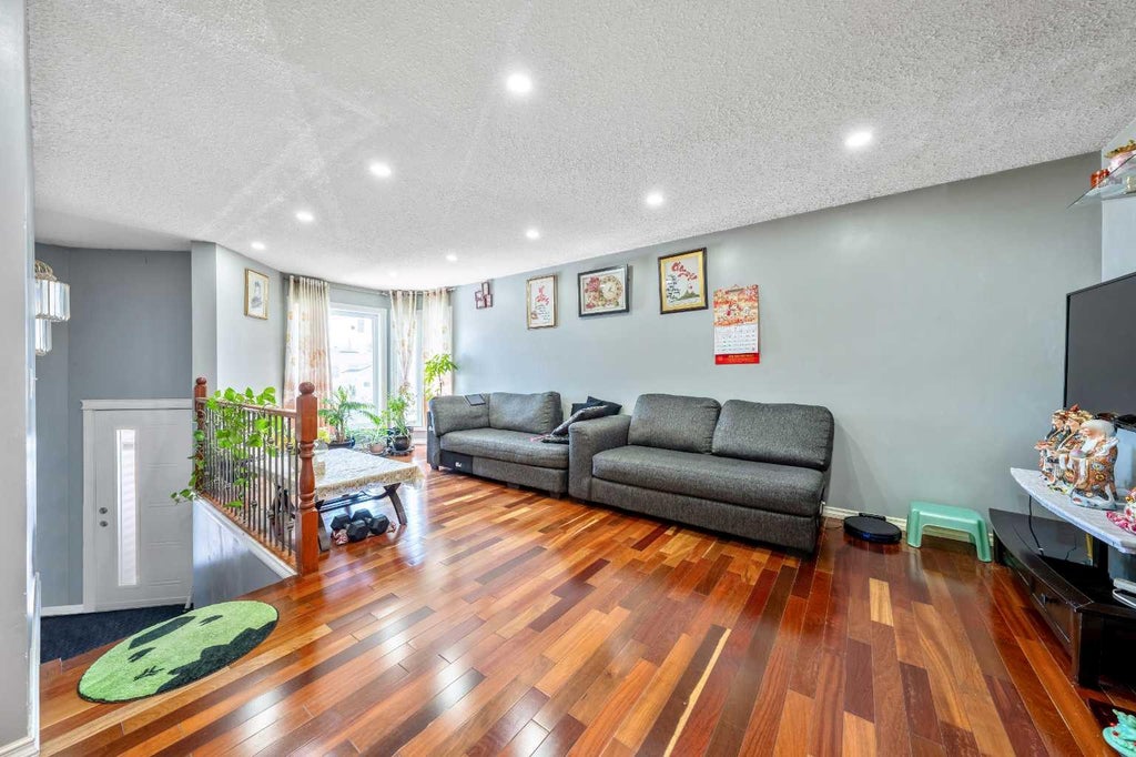 Photo of 318 Applewood Drive SE, Calgary, AB T2A 7V5 (MLS # A2346804)