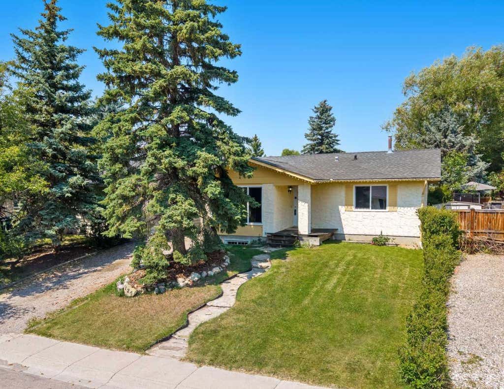 Photo of 125 Carr Place, Okotoks, AB T1S 1E2 (MLS # A2334771)