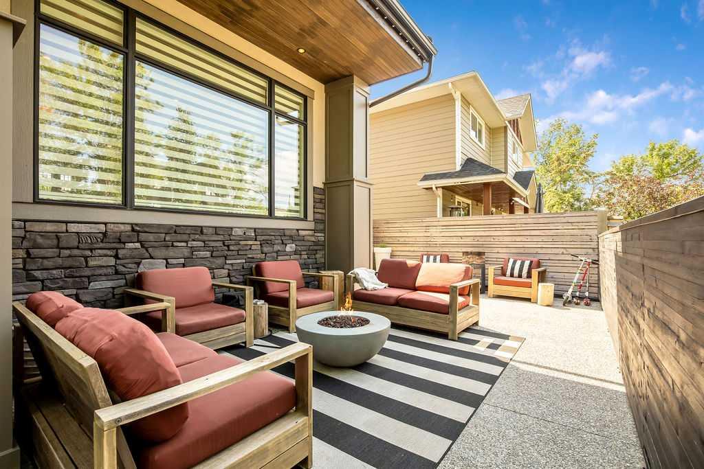 68 White Oak Crescent SW