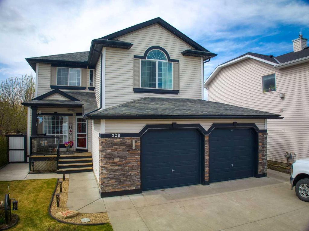 Photo of 228 Oakmere Place, Chestermere, AB T1X 1L2 (MLS # A2311993)
