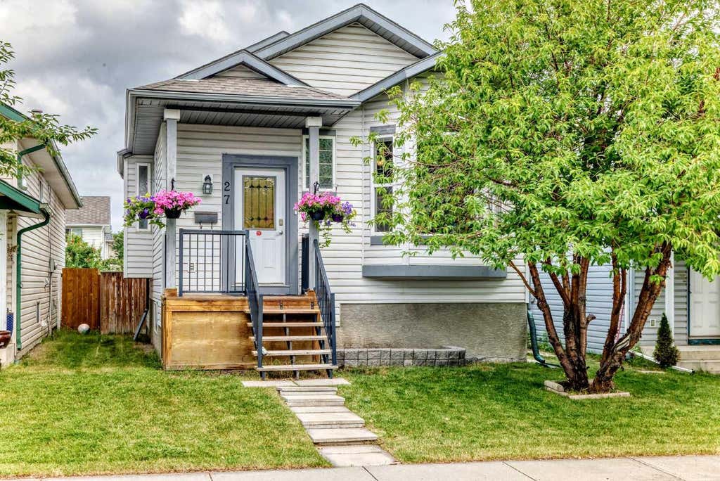 Photo of 27 Erin Meadow Crescent SE, Calgary, AB T2B 3L5 (MLS # A2334475)
