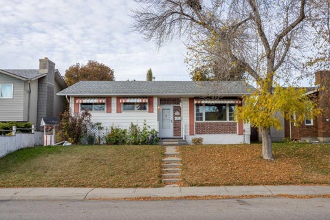 Photo of 165 Marbrooke Circle, Calgary, AB T2A 2W4 (MLS # A2350598)