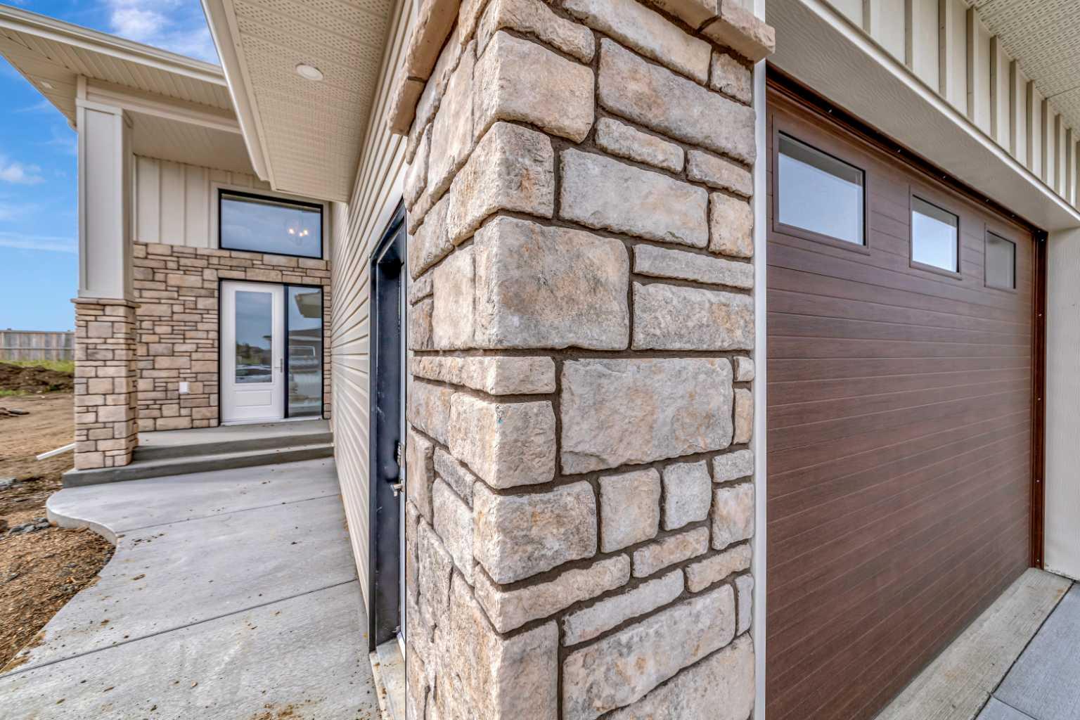 6113 13 Street Close