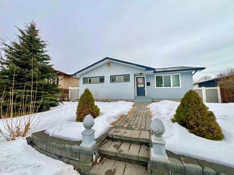 Photo of 146 Springwood Drive SW, Calgary, AB T2W 0K5 (MLS # A2281936)