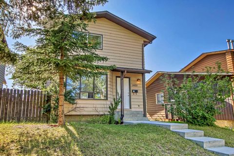 Photo of 1451 Berkley Drive NW, Calgary, AB T3K 1T6 (MLS # A2273015)