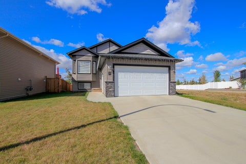 Photo of 30 Henderson Crescent, Penhold, AB T0M 1R0 (MLS # A2326124)