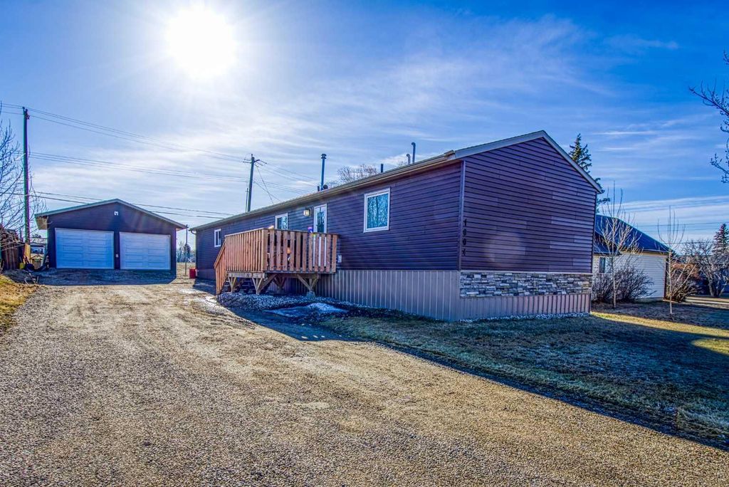 Photo of 1004 6th Avenue, Beaverlodge, AB T0H 0C0 (MLS # A2304006)