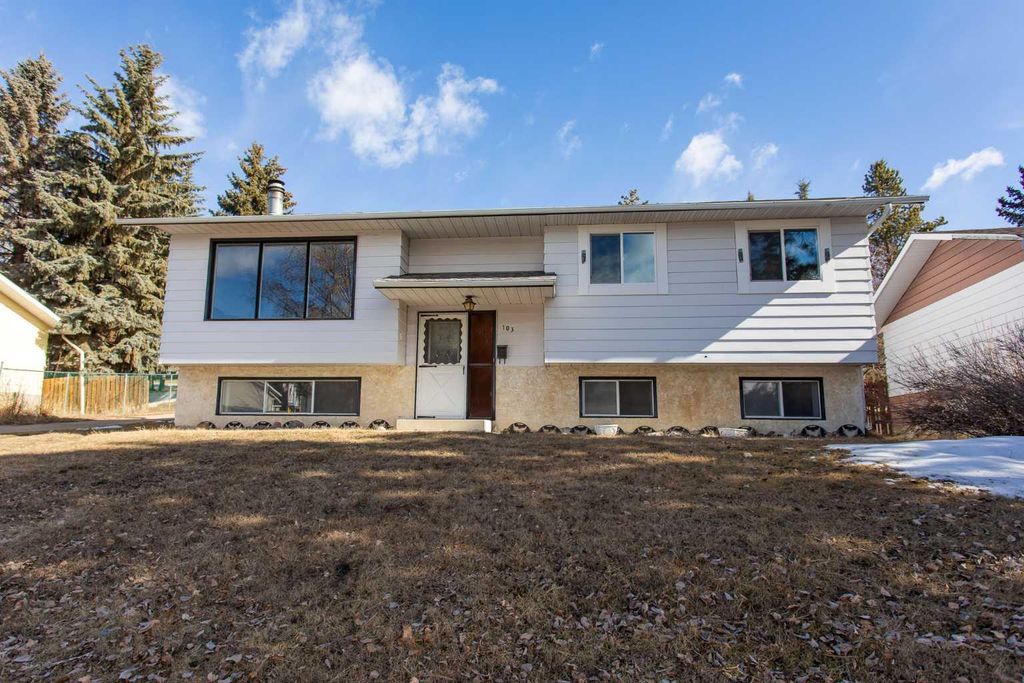Photo of 103 Westview Drive, Sylvan Lake, AB T4S 1H7 (MLS # A2306182)