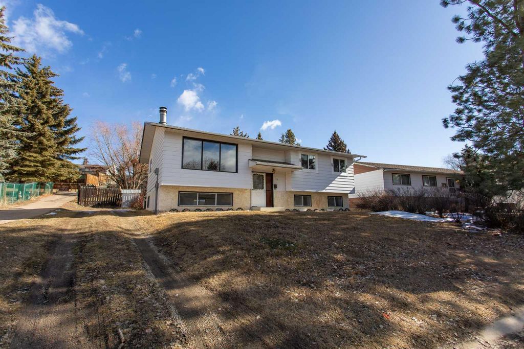 Photo of 103 Westview Drive, Sylvan Lake, AB T4S 1H7 (MLS # A2306182)