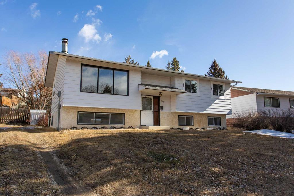 Photo of 103 Westview Drive, Sylvan Lake, AB T4S 1H7 (MLS # A2306182)
