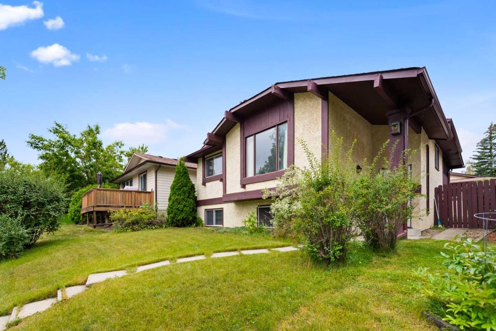 Photo of 224 Berwick Way NW, Calgary, AB T3K 1C1 (MLS # A2338257)