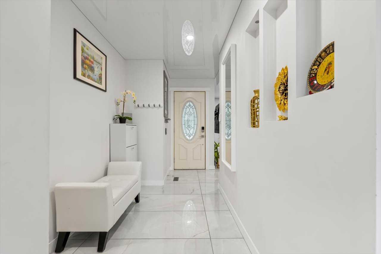 343 Queen Tamara Way SE