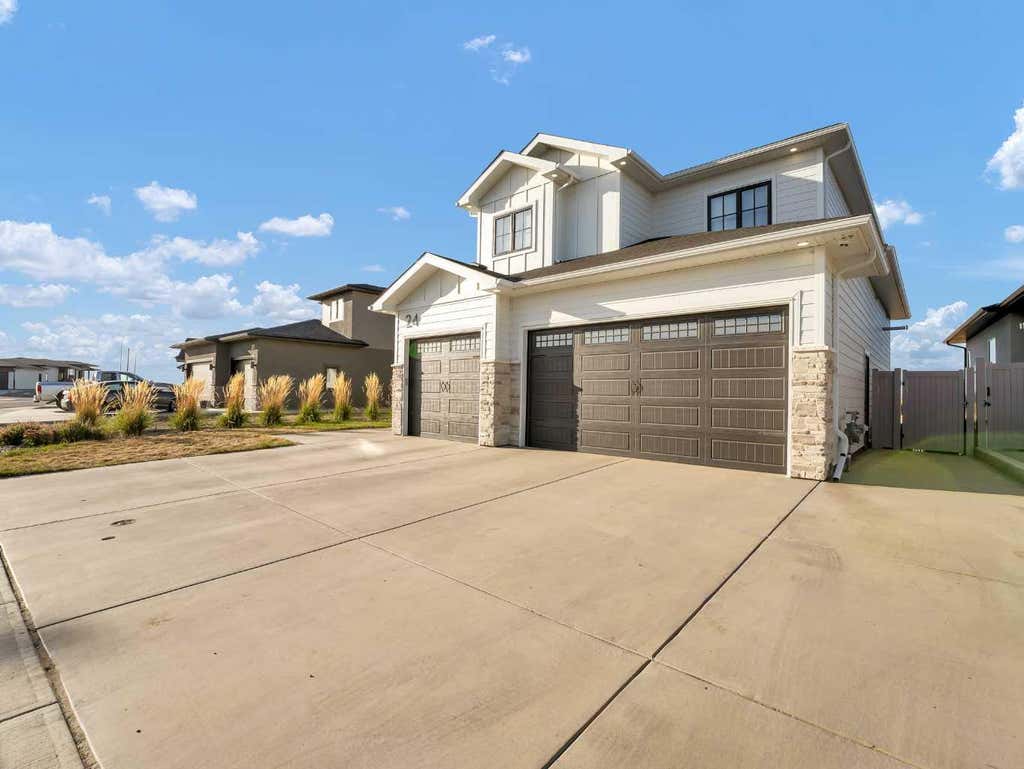 Photo of 24 Coulee Ridge Drive SW, Medicine Hat, AB T1B 0T3 (MLS # A2328436)