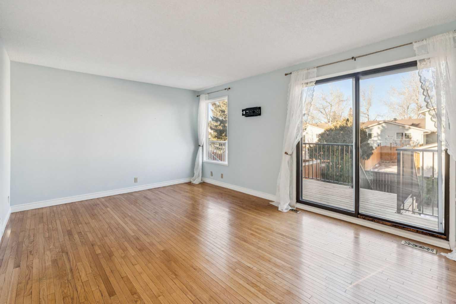 308 Woodvale Crescent SW