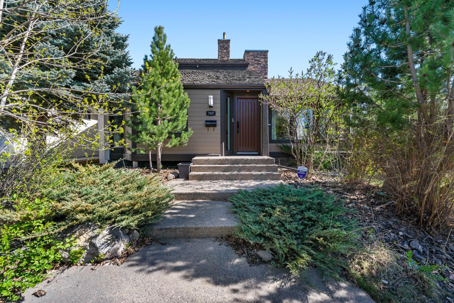 757 Alexander Crescent NW