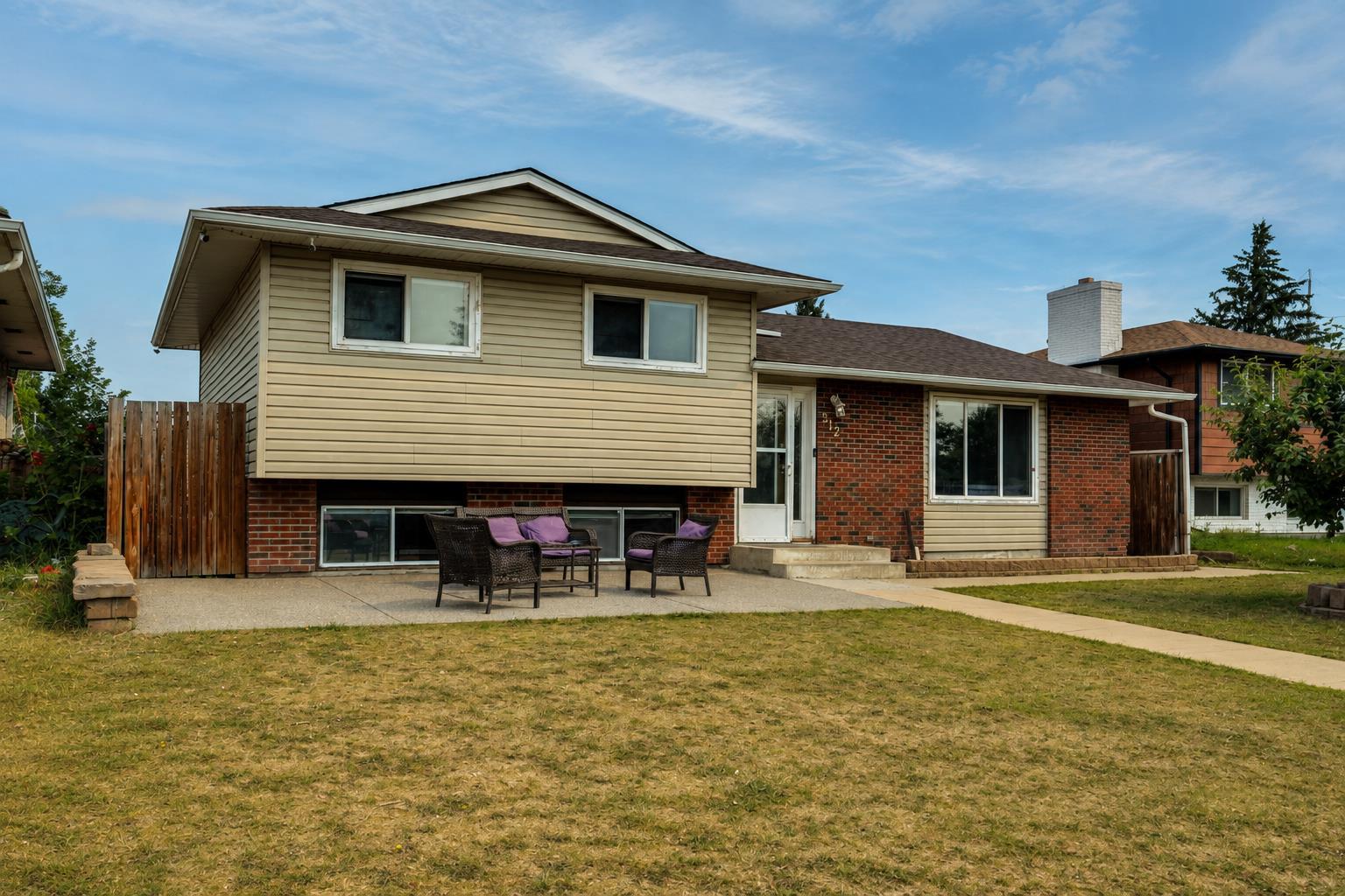 212 Pinetree Place NE